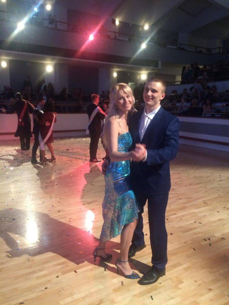 Petra med sin son på balen som hon lurade år 2021.