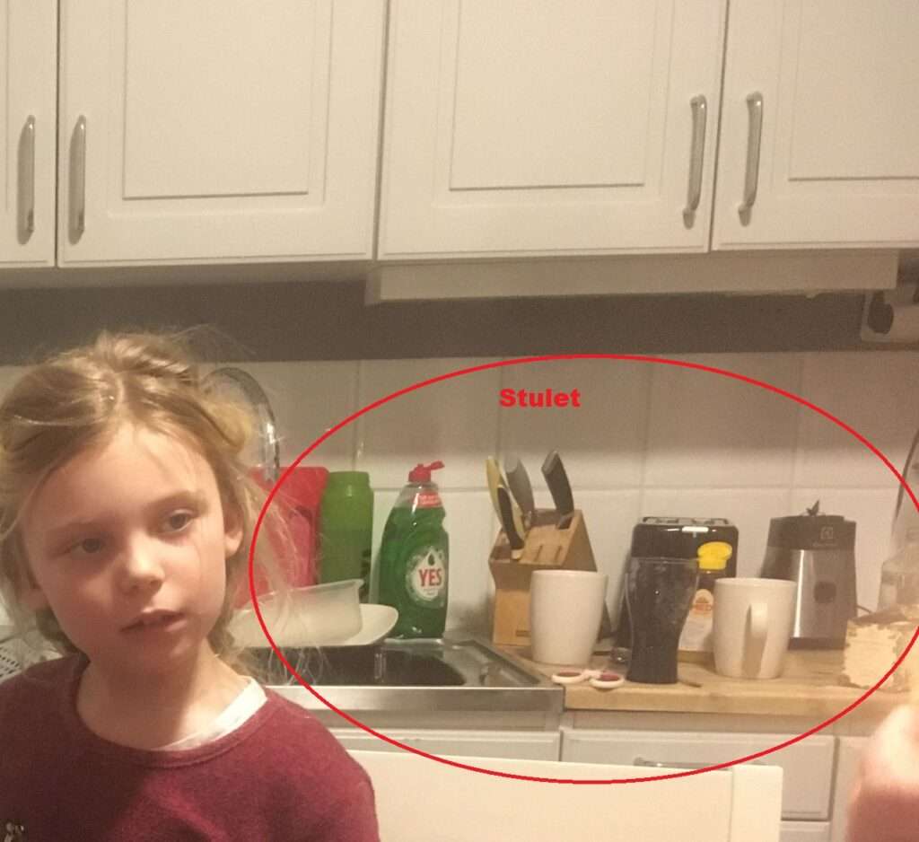 Allt stals – lyxigt glas, porslin, bestick, rostfria sopkorgar, en köksmaskin i rostfritt stål, en kaffemaskin, en lyxig vattenkokare i rostfritt stål, en lyxig mixer i rostfritt stål, en shaker-mixer, dyra knivar och annan utrustning. Allt till ett värde av tiotusentals kronor.