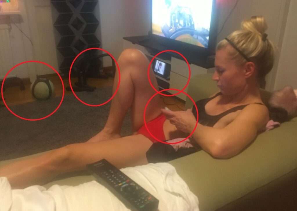 Den "lidande" Petra Quick med en mobiltelefon vars innehåll avslöjar henne som skyldig till brott begångna på svensk mark – förtal, bedrägerier, stölder, falska anklagelser och mened.