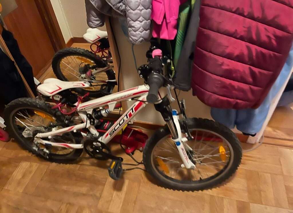 En stulen lyxig barncykel av märket SCOTT.