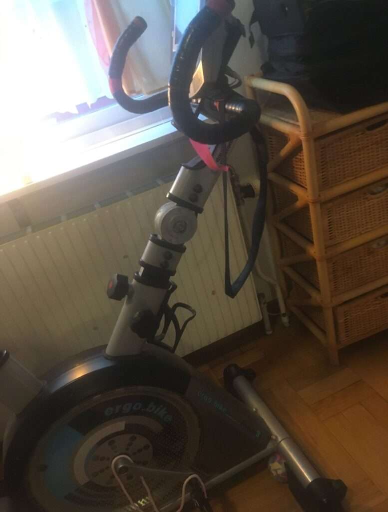 En motionscykel som stals och samtidigt fungerar som bevis som fäller Petra Quick för bedrägerier både hos polisen och i domstolarna. Den visar också hur manipulation av rättvisan fungerar i Sverige, särskilt i fall där stöld av känsliga data skett – data som kan användas för att utpressa tjeckiska politiker.