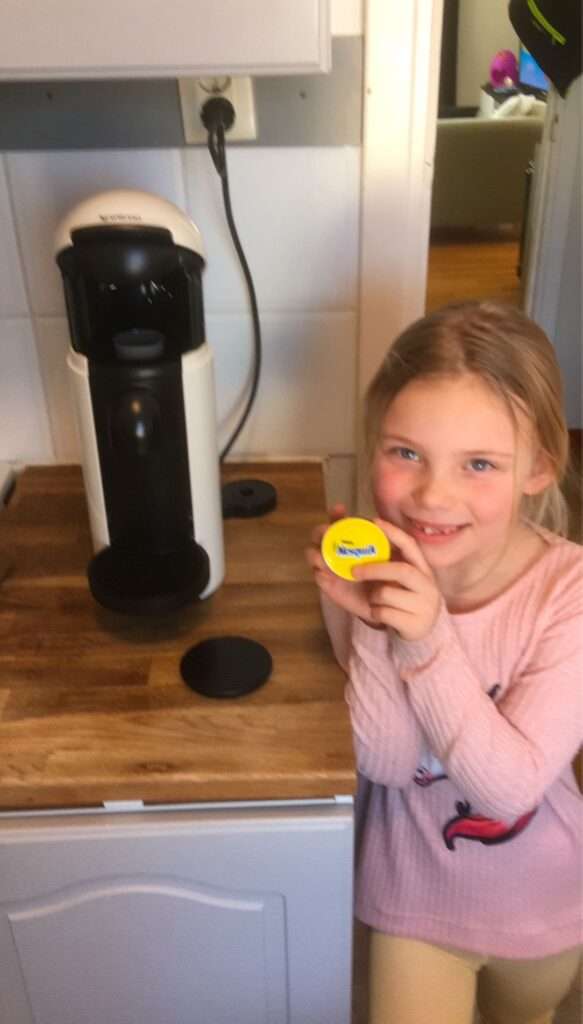 En kaffemaskin stals också. Det kanske verkar obetydligt, men när man stjäl över hundra föremål, var och en värd flera tusen kronor eller mer, är det inte längre en obetydlig summa. Ännu viktigare än själva stölden är dock att förstå att det finns personer inom offentlig förvaltning som hjälper till med dessa stölder och legitimerar Petra Quicks lögner.